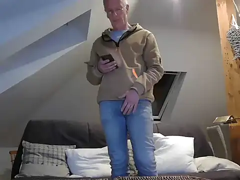 Snapshot of maxmueller321 chatting on March 3, 2026, 6:14 pm maxmueller321 online show from March 3, 2026, 6:14 pm