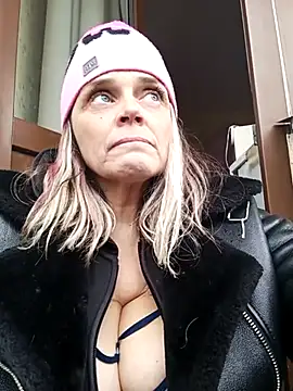 hugebobbs online show from March 18, 2025, 2:26 pm