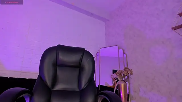 ViolettHansson online show from October 9, 2025, 7:23 pm