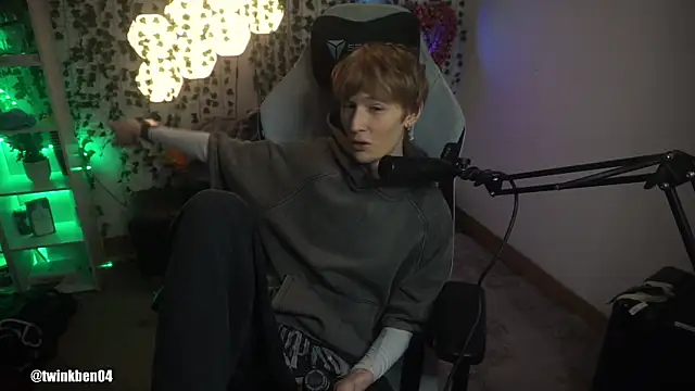 Snapshot of twinkben chatting on October 2, 2025, 9:00 pm twinkben online show from October 2, 2025, 9:00 pm