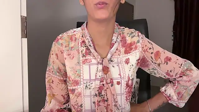lola-   online show from July 1, 2026, 3:01 pm