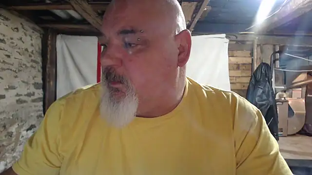 Newfiesausage1972 online show from November 24, 2025, 8:36 am