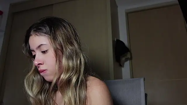 Snapshot of tinysofia_ chatting on October 31, 2025, 3:18 am tinysofia online show from October 31, 2025, 3:18 am