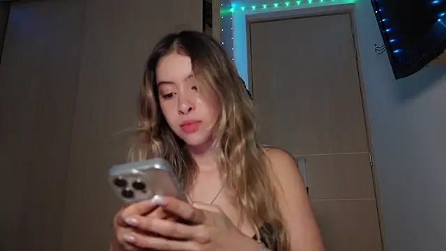 Snapshot of tinysofia_ chatting on November 6, 2025, 3:07 am tinysofia online show from November 6, 2025, 3:07 am