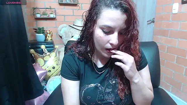 Snapshot of alexia_87 chatting on September 30, 2025, 12:04 am alexia 87 online show from September 30, 2025, 12:04 am