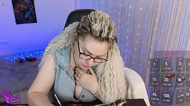 misskaassandraa online show from December 8, 2024, 7:54 pm