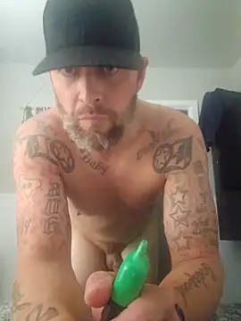 Snapshot of LongandEasy77 chatting on October 27, 2025, 8:40 am LongandEasy77 online show from October 27, 2025, 8:40 am