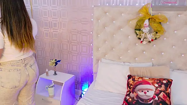 Snapshot of Sara_Desire chatting on November 27, 2025, 12:18 pm Sara Desire online show from November 27, 2025, 12:18 pm