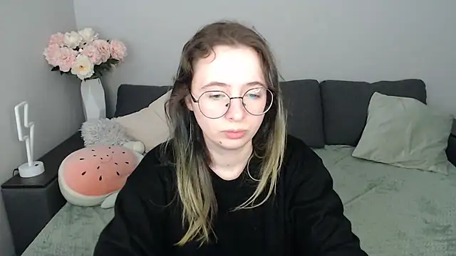 Mini Diva online show from October 19, 2025, 8:04 am