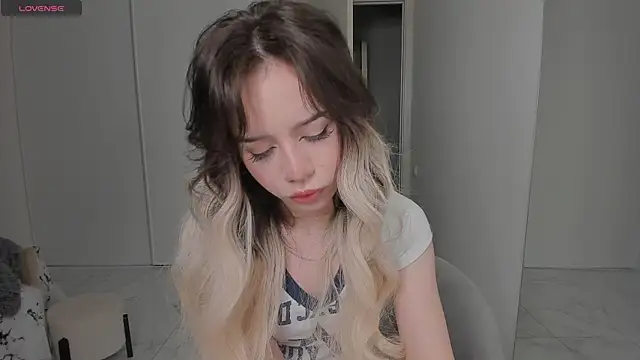 Snapshot of KellyBarton chatting on December 10, 2024, 12:50 am KellyBarton online show from December 10, 2024, 12:50 am