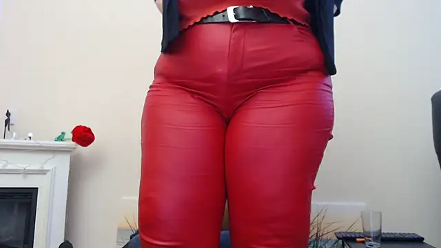 Snapshot of MilfGina chatting on February 12, 2025, 8:18 pm MilfGina online show from February 12, 2025, 8:18 pm