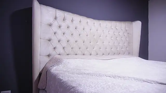 nichole bree  online show from October 20, 2025, 11:32 am