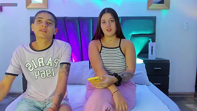 Snapshot of AndreaAndKarina chatting on January 17, 2025, 12:21 pm AndreaAndKarina online show from January 17, 2025, 12:21 pm