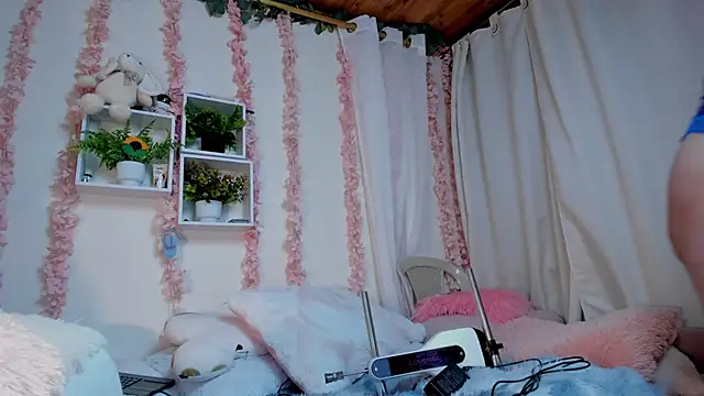 Idara and Edahi01 online show from October 15, 2025, 7:47 pm