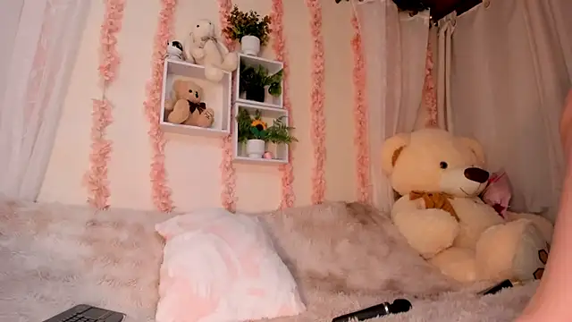 Idara and Edahi01 online show from April 7, 2026, 1:17 am