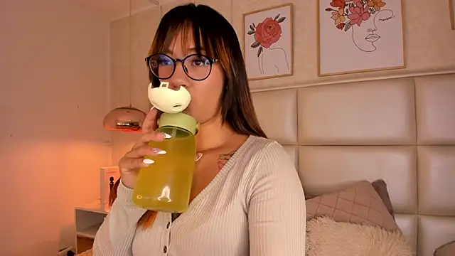 Snapshot of Aily_Yozuko chatting on October 6, 2025, 2:42 am Aily Yozuko online show from October 6, 2025, 2:42 am