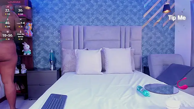 NiiaMoore online show from November 5, 2025, 8:20 pm