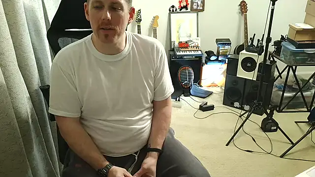 Snapshot of Rock_Pierce chatting on November 3, 2025, 11:15 pm Rock Pierce online show from November 3, 2025, 11:15 pm