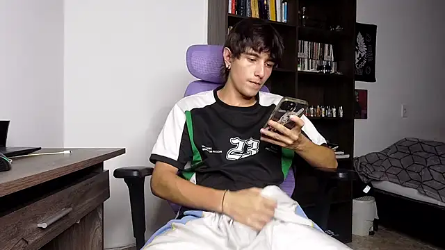 Snapshot of alex_connorr chatting on November 2, 2025, 10:56 pm alex connorr online show from November 2, 2025, 10:56 pm