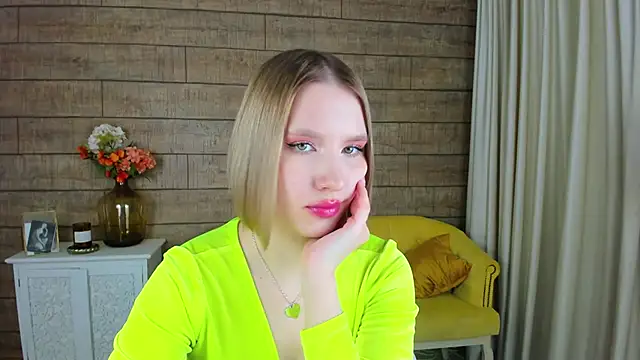 LiliLinn online show from February 12, 2025, 10:35 am