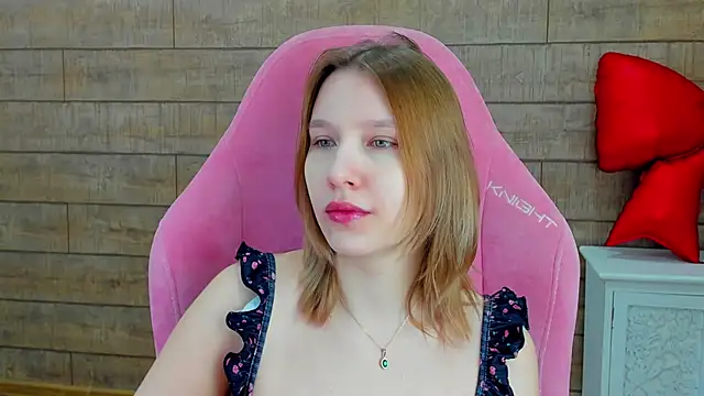 LiliLinn online show from February 24, 2026, 4:32 am