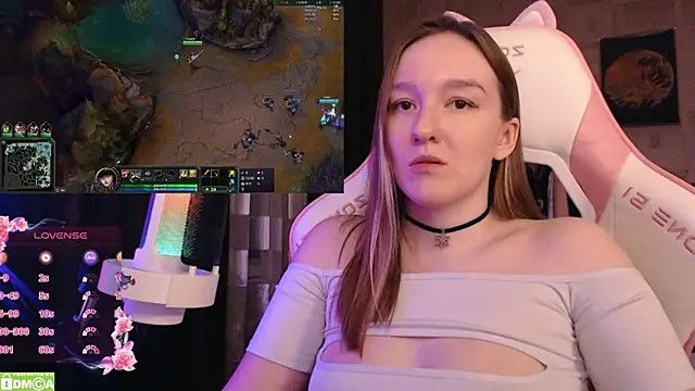 Snapshot of MoonlishSiren chatting on February 12, 2025, 8:40 pm MoonlishSiren online show from February 12, 2025, 8:40 pm