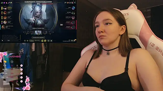 Snapshot of MoonlishSiren chatting on December 19, 2025, 8:16 pm MoonlishSiren online show from December 19, 2025, 8:16 pm