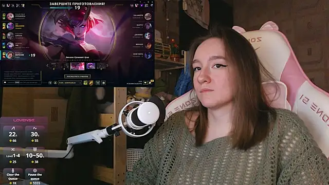 MoonlishSiren online show from April 8, 2026, 10:32 pm