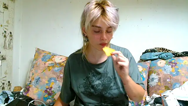 Snapshot of Sophie_Bell chatting on July 5, 2026, 8:38 pm Sophie Bell online show from July 5, 2026, 8:38 pm