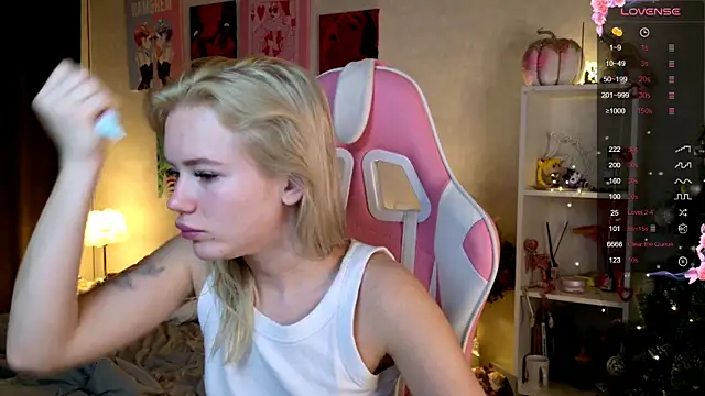 LexieLoree online show from December 2, 2024, 4:09 am