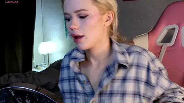 LexieLoree online show from December 5, 2024, 4:09 am
