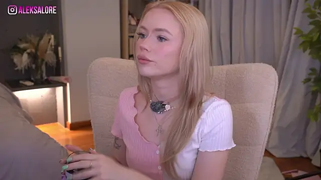 Snapshot of LexieLoree chatting on June 10, 2026, 2:56 am LexieLoree online show from June 10, 2026, 2:56 am