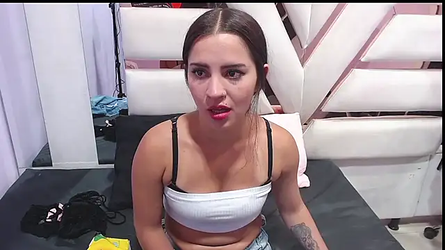 Snapshot of CooperEmma_ chatting on February 26, 2026, 2:43 am CooperEmma online show from February 26, 2026, 2:43 am