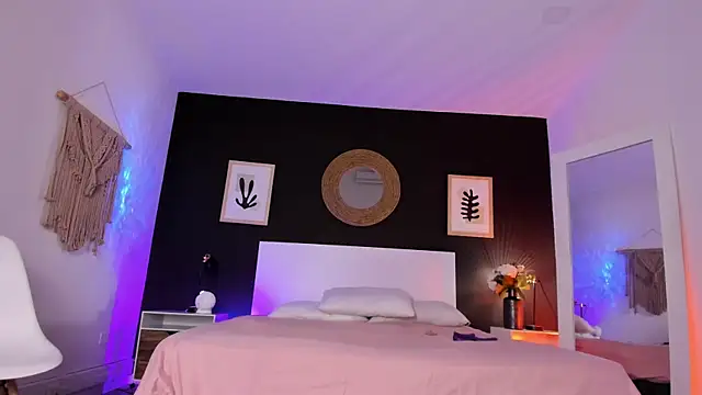 VioletPaket online show from September 29, 2025, 11:37 am