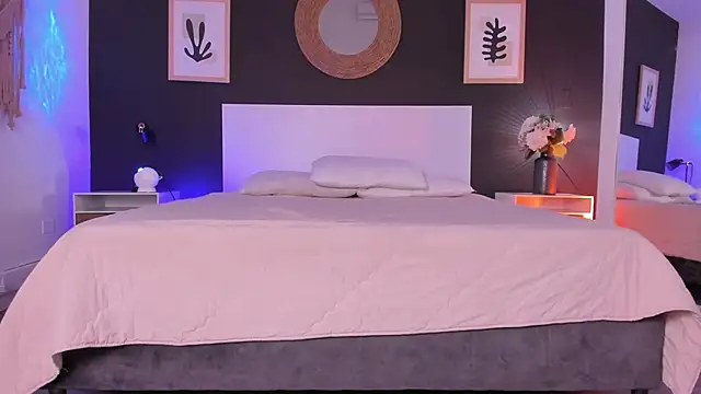 VioletPaket online show from October 8, 2025, 11:30 am