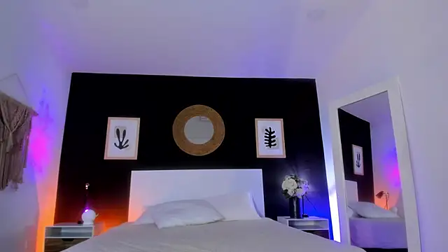 VioletPaket online show from October 21, 2025, 12:17 pm