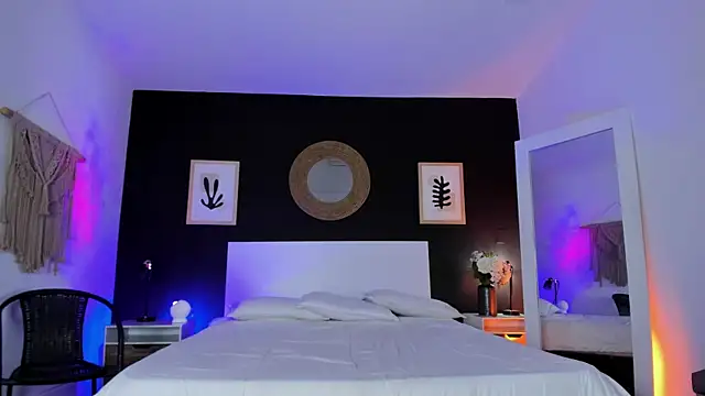 VioletPaket online show from November 30, 2025, 1:37 pm