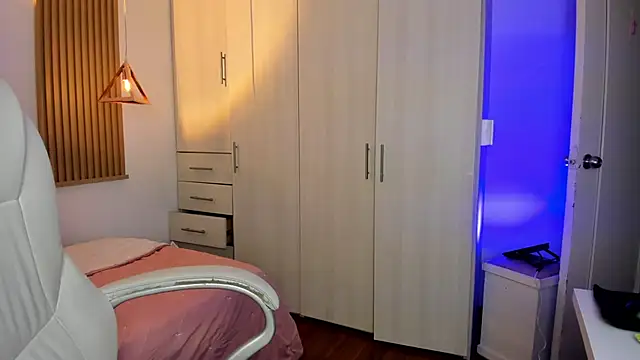 mia nevaeh online show from December 19, 2025, 9:22 pm