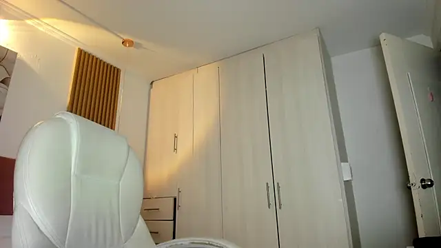 mia nevaeh online show from April 5, 2026, 8:39 pm