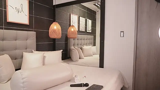 Snapshot of Bella_TS_ chatting on October 3, 2025, 10:18 pm Bella TS online show from October 3, 2025, 10:18 pm