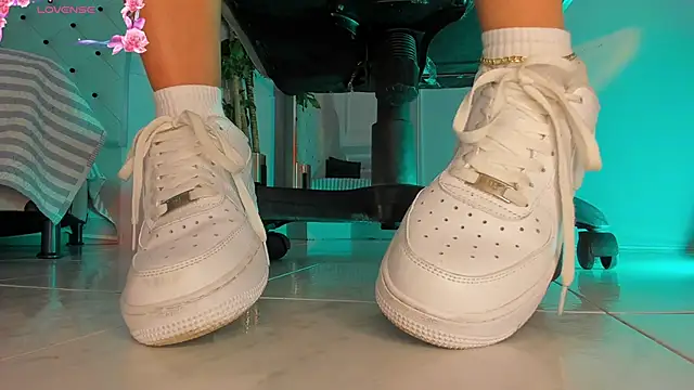 charlotte  grey online show from January 31, 2026, 7:45 pm