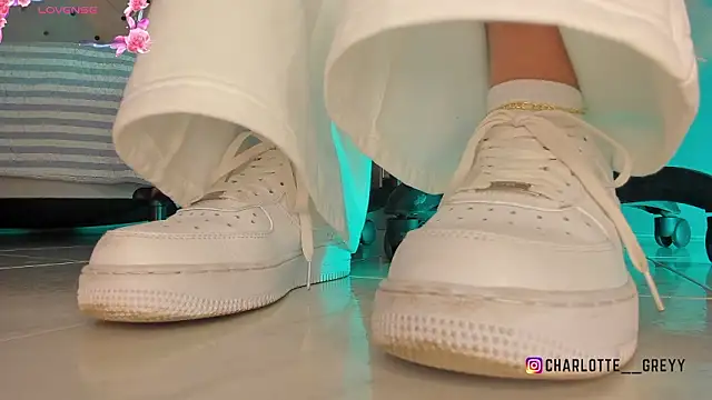 charlotte  grey online show from February 1, 2026, 11:42 am