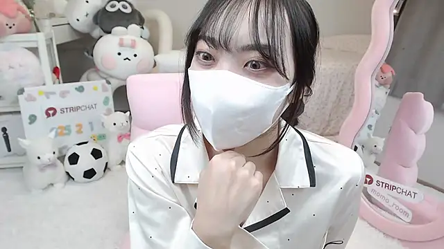Snapshot of momo_room chatting on February 1, 2025, 9:43 am momo room online show from February 1, 2025, 9:43 am