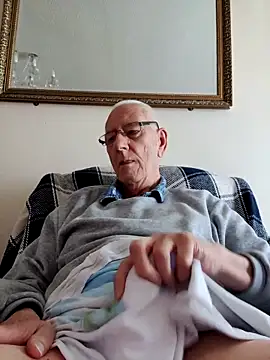 Snapshot of cutaboverest chatting on May 15, 2026, 8:21 am cutaboverest online show from May 15, 2026, 8:21 am