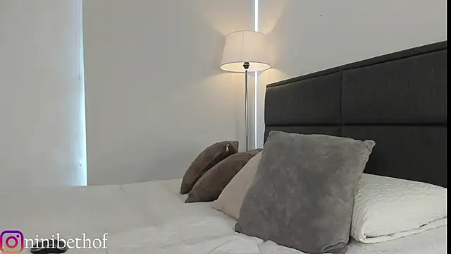 lady ni  online show from December 22, 2024, 12:27 pm