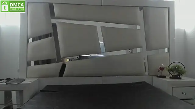 chrystal js online show from February 5, 2026, 5:39 pm