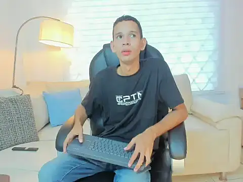 tonny 23cm  online show from September 12, 2025, 7:03 pm