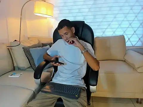 tonny 23cm  online show from October 3, 2025, 7:11 pm