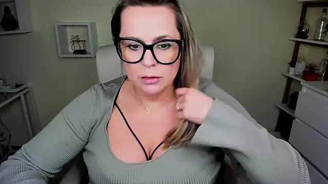 Snapshot of teaseDiana chatting on January 17, 2025, 10:11 am teaseDiana online show from January 17, 2025, 10:11 am