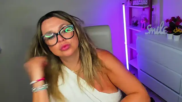 Snapshot of teaseDiana chatting on March 12, 2025, 12:47 pm teaseDiana online show from March 12, 2025, 12:47 pm